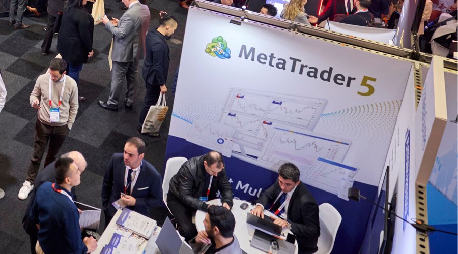 跑出经济发展加速度——访港南区委副书记、常务副区长张慧红